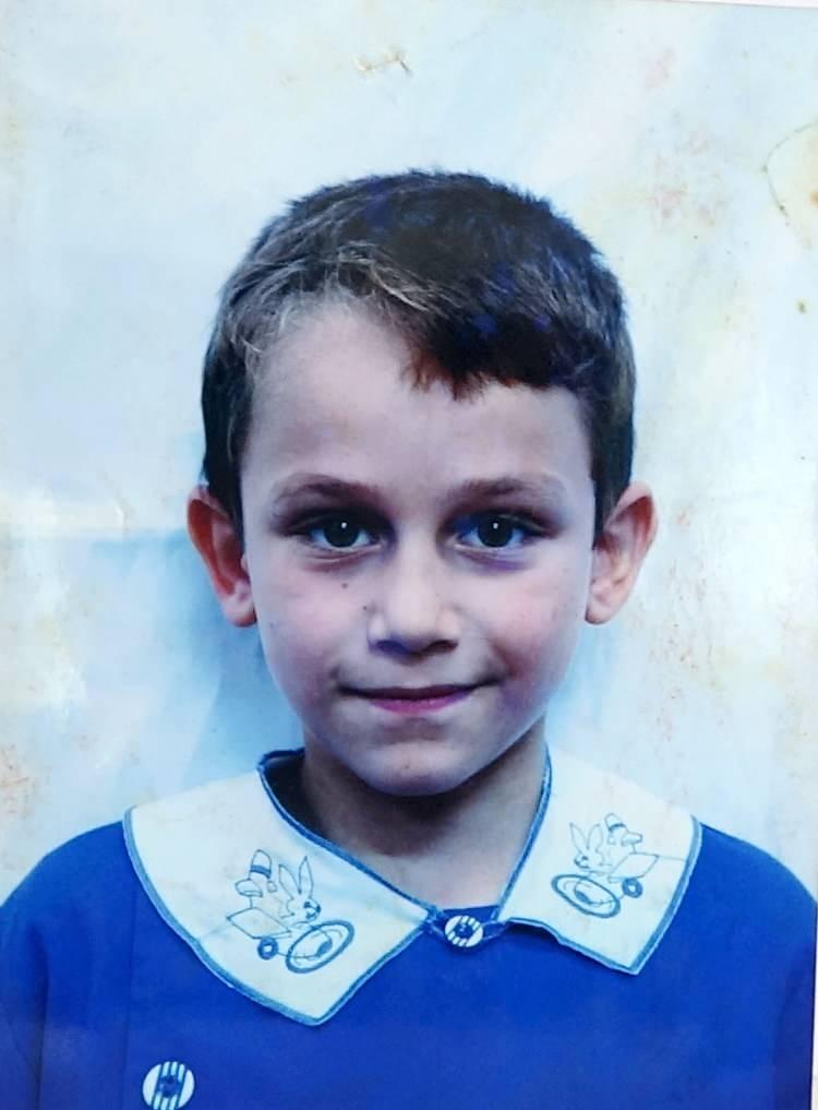 <p><strong><span style="color:#A52A2A">"MANAV KAMERASI YUSUF KAYBOLDUĞU G&Uuml;N &Ccedil;ALIŞMIYORDU"</span></strong></p>

<p>&nbsp;</p>

<p><em><strong>Evimizin k&ouml;şesinde manav vardı.&nbsp;<span style="color:rgb(165, 42, 42)">Manavın kamerası bir g&uuml;n &ouml;ncesinde &ccedil;alışıyor ama Yusuf&rsquo;un kaybolduğu g&uuml;n &ccedil;alışmıyor.</span>&nbsp;Hesapta araştırmışlar, &ouml;yleymiş. O g&uuml;n kameranın &ccedil;&ouml;kt&uuml;ğ&uuml;n&uuml; s&ouml;ylediler. Bunlar aklımızda bir soru işareti oldu. Dosyamız kapanmış değil, savcımız araştırmalarına devam ediyor. İnşallah bir sonu&ccedil; &ccedil;ıkar."&nbsp;</strong></em></p>
