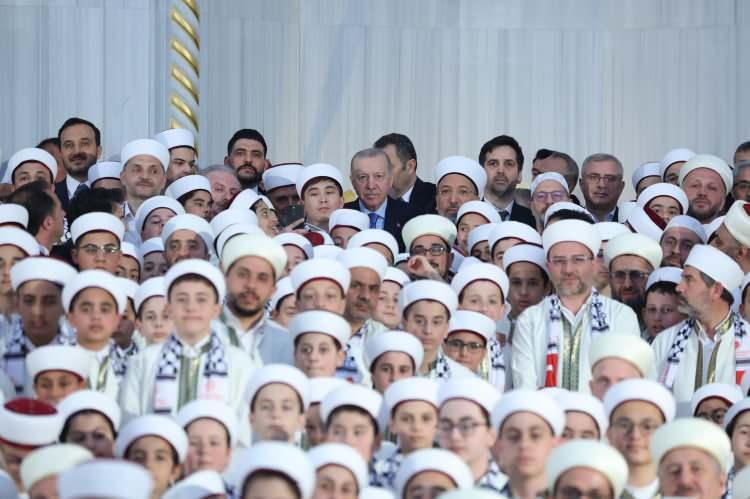 <p>Cumhurbaşkanı Recep Tayyip Erdoğan, bug&uuml;n cuma namazının ardından &Uuml;sk&uuml;dar'da&nbsp;hafızlık eğitimini tamamlayan &ouml;ğrencilerle buluştu.</p>

