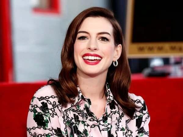 <p>20'li yaşlarındaki g&ouml;r&uuml;nt&uuml;s&uuml;n&uuml; koruyan ve yıllara meydan okuyan g&uuml;zelliğiyle g&uuml;ndemden d&uuml;şmeyen Hollywood yıldızı Anne Hathaway, "Şeytan Marka Giyer"in devam filmi ile son d&ouml;nemlerin en dikkat &ccedil;eken ismi.</p>
