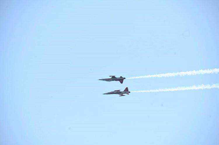 <p>&Ccedil;anakkale Savaşları Gelibolu Tarihi Alan Başkanlığı koordinesinde d&uuml;zenlenen etkinlikte, Bandırma&rsquo;dan havalanan 7 pilot, &ccedil;eşitli u&ccedil;uş d&uuml;zenleriyle izleyicileri selamladı.</p>
