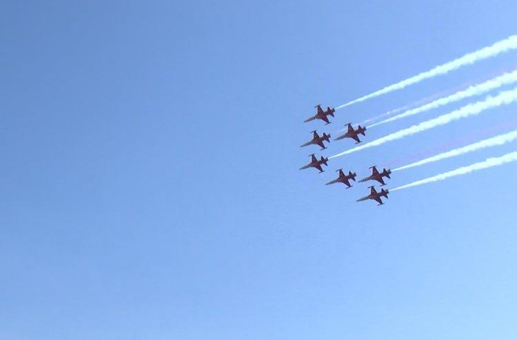 <p><strong><span style="color:rgb(178, 34, 34)">G&Ouml;STERİLER &Ccedil;ANAKKALE&rsquo;DE DEVAM EDECEK</span></strong></p>

<p>T&uuml;rk Yıldızları'nın &Ccedil;anakkale Boğazı &uuml;zerindeki akrobatik hareketleri b&ouml;lge halkı tarafından b&uuml;y&uuml;k ilgiyle karşılandı.&nbsp;</p>
