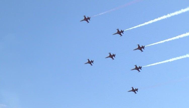 <p>G&ouml;ky&uuml;z&uuml;ndeki bu g&ouml;rsel ş&ouml;lenin, 25 Nisan&rsquo;da &Ccedil;anakkale Kara Savaşları&rsquo;nın 111&rsquo;nci yıl d&ouml;n&uuml;m&uuml; etkinlikleri kapsamında Şehitler Abidesi'nde d&uuml;zenlenecek u&ccedil;uşla devam edeceği bildirildi.</p>
