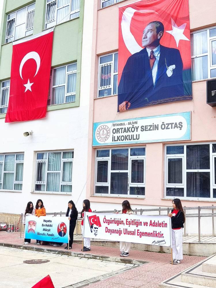 <p>&Ccedil;ocuklar, bu anlamlı g&uuml;n&uuml; kendilerine armağan eden Gazi Mustafa Kemal Atat&uuml;rk'&uuml; andı.&nbsp;</p>
