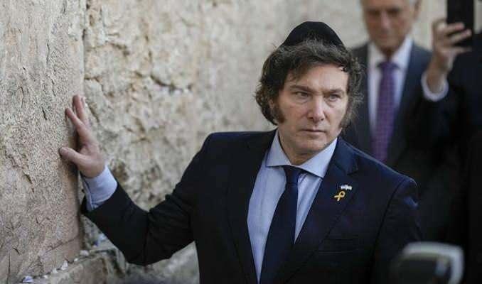 <p><span style="color:#B22222"><strong>"D&Uuml;NYANIN EN SİYONİST BAŞKANI OLMAKTAN GURUR DUYUYORUM"</strong></span></p>

<p>&nbsp;</p>

<p>Arjantin Devlet Başkanı Milei, "d&uuml;nyanın en Siyonist" başkanı olmaktan gurur duyduğunu belirtti</p>

<p>&nbsp;</p>

<p>Arjantin Devlet Başkanı Javier Milei, New York&rsquo;taki bir Yahudi &uuml;niversitesinde yaptığı konuşmada kendisini "d&uuml;nyanın en Siyonist başkanı" olarak tanımlayarak bundan gurur duyduğunu ifade etti.</p>
