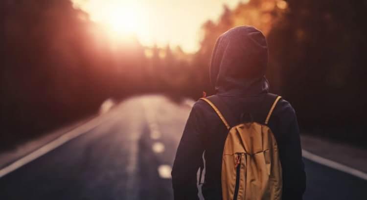 <p>Yetkililerle konuşan adam, t&uuml;m yolculuğu y&uuml;r&uuml;yerek ger&ccedil;ekleştirdiğini s&ouml;yleyerek, "Buraya y&uuml;r&uuml;yerek geldim, hi&ccedil;bir ulaşım aracı kullanmadım" dedi. Yol boyunca karşılaştığı kişilerin kendisine yiyecek ve i&ccedil;ecek verdiğini de ifade etti.</p>
