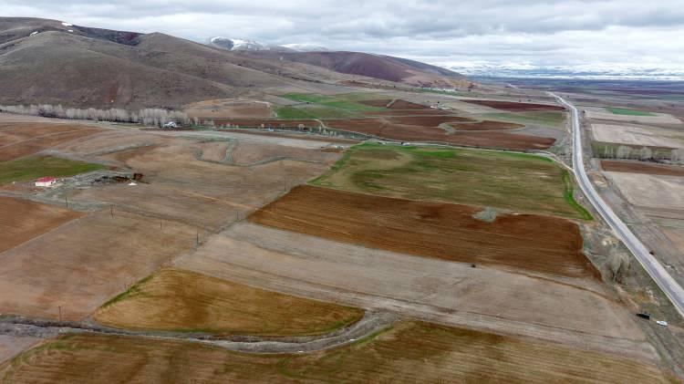 <p><span style="color:#A52A2A"><strong>BEDELSİZ ARAZİ TEKLİFİNDE BULUNDU&nbsp;</strong></span></p>

<p>&nbsp;</p>

<p>Kentte Adalet Bakanlığı tarafından yapılması planlanan kamp&uuml;s tipi cezaevi infaz kurumu projesinde yer tahsisi s&uuml;reci s&uuml;r&uuml;yor.</p>

<p>&nbsp;</p>

<p>K&ouml;se il&ccedil;esine bağlı Salyazı k&ouml;y&uuml; halkı,<span style="color:#A52A2A"><strong><em> cezaevinin k&ouml;ylerine yapılması i&ccedil;in bedelsiz arazi teklifinde bulundu.&nbsp;</em></strong></span></p>
