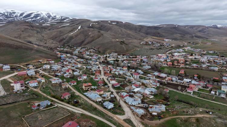 <p><span style="color:#A52A2A"><strong>35 MİLYON DEĞERİNDE&nbsp;</strong></span></p>

<p>&nbsp;</p>

<p>Salyazı k&ouml;y&uuml; muhtarı Nurettin Karako&ccedil; ve k&ouml;yl&uuml;ler, <strong><em>yaklaşık 35 milyon lira bedelli 200 d&ouml;n&uuml;ml&uuml;k arazinin, </em></strong>proje kapsamında devlete hibe etmeye hazır olduklarını duyurdu.</p>

<p>&nbsp;</p>

<p>Bağışlayacakları arazinin, b&ouml;lgede yapımı s&uuml;ren G&uuml;m&uuml;şhane-Bayburt Havalimanı&rsquo;na 3 kilometre uzaklıkta olduğunu belirten k&ouml;yl&uuml;ler, <span style="color:#A52A2A"><strong><em>cezaevinin yapılması halinde </em></strong></span>bin n&uuml;fusa sahip k&ouml;ylerinin hareketlilik kazanacağını s&ouml;yledi.</p>
