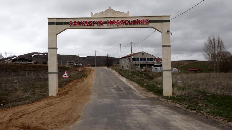 <p><span style="color:#A52A2A"><strong>HEM MİLLETİN HEM DE DEVLETİN ADINA YAPIYORUZ</strong></span></p>

<p>&nbsp;</p>

<p><em><strong>Salyazı&rsquo;nın eski g&uuml;nlerine kavuşacağına inanıyorum.&nbsp;<span style="color:rgb(165, 42, 42)">Bu verdiğimiz arazinin değeri 35 milyon civarında.</span></strong></em></p>

<p>&nbsp;</p>

<p><em><strong>Devletimize de fazla bir y&uuml;k olmayacaktır. İnanıyorum ki devletimiz de bunu g&ouml;z ardı etmeyecek ve bu proje de burada başlatılacak. Bu fedakarlığı devletimiz adına ve kendi milletimiz adına yapıyoruz."</strong></em></p>
