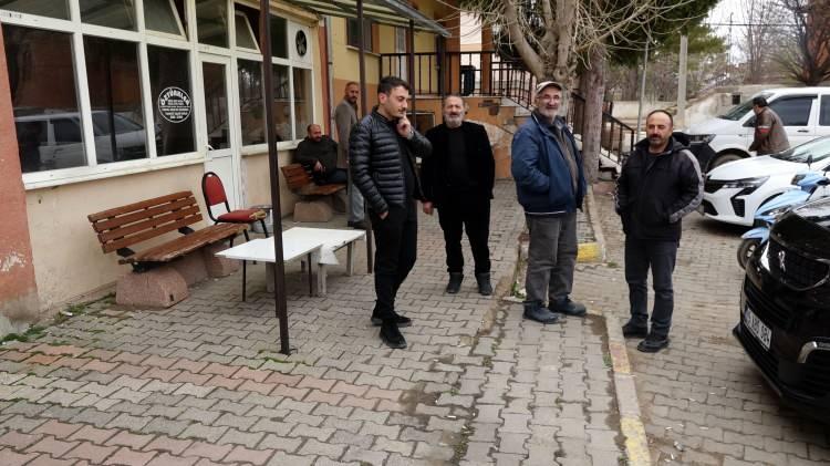 <p>Esnaf İdris Meral, <strong>"&Ccedil;ok &ouml;nemli bir yatırım olur. Muhtarımızın fikrini destekliyoruz. Cezaevinin buraya yapılması bizim i&ccedil;in faydalı olur. İnşallah hayırlısı olur&rdquo; derken, İlhan Meral ise "200 olsun hatta isterlerse 300 d&ouml;n&uuml;ml&uuml;k arazide olsun. Yeter ki yapılsın &ccedil;ok iyi olur. Burası tam da uygun bir alan. Havalimanı da var. Cezaevi i&ccedil;in de uygun bir yer. K&ouml;y halkımız da elinden gelen yapar."<em> </em></strong>diye konuştu.&nbsp;</p>
