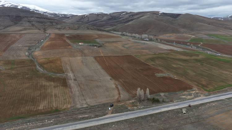 <p><span style="color:#A52A2A"><strong>"200 D&Ouml;N&Uuml;ML&Uuml;K ARAZİYİ VERMEYE HAZIRIZ"</strong></span></p>

<p>&nbsp;</p>

<p><em><strong>"Muhtarlık olarak bizler G&uuml;m&uuml;şhane&rsquo;ye yapılacak olan cezaevi i&ccedil;in 200 d&ouml;n&uuml;ml&uuml;k araziyi vermeye hazırız. Burası havalimanına yaklaşık 3 kilometre mesafede. &Ccedil;ocukluğumda Salyazı k&ouml;y&uuml; &ccedil;ok canlıydı. Eskisi gibi burada bir canlılık olsun istedim. Bayburt&rsquo;a sınır bir yer. Bizler de bu sınırı kalkındırmak ve g&uuml;&ccedil;lendirmek istiyoruz. Dolayısıyla cezaevi buraya yapılırsa b&ouml;lge kalkınmış olacaktır.&nbsp;</strong></em></p>
