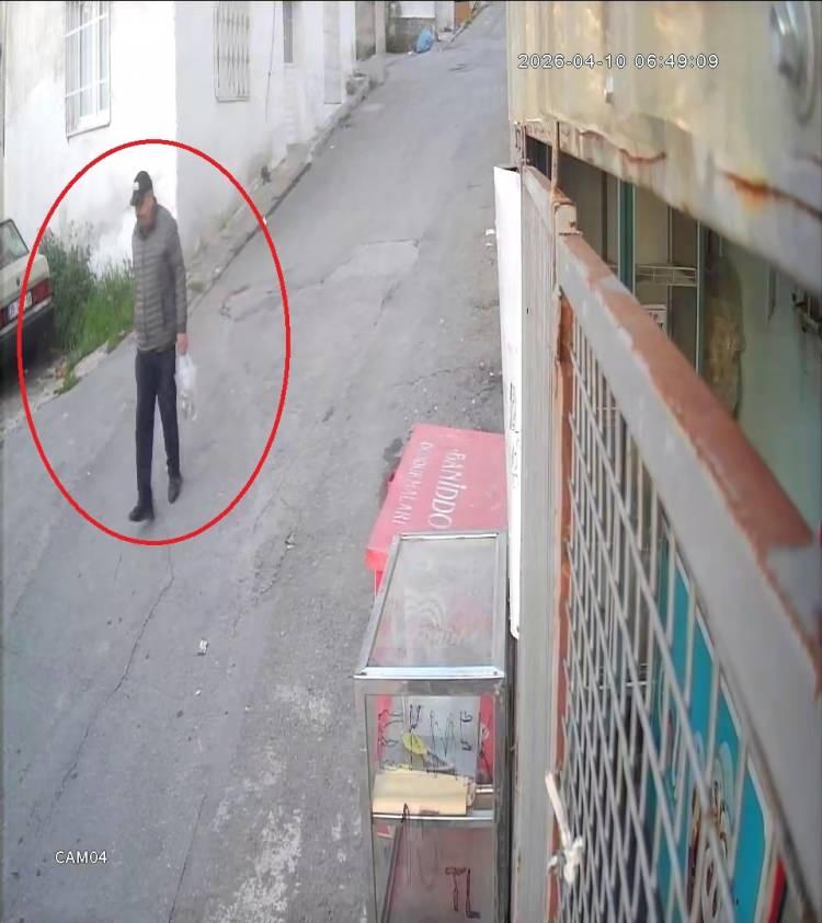 <p>Edinilen bilgiye g&ouml;re, tanınmamak i&ccedil;in <strong>9<em> estetik operasyon ge&ccedil;irdiği tespit edilen</em></strong><em> </em>h&uuml;k&uuml;ml&uuml;n&uuml;n yakalanma anı, g&uuml;venlik kamerasına yansıdı.&nbsp;</p>
