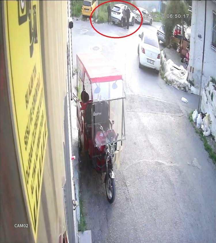 <p>Soruşturma kapsamında en k&uuml;&ccedil;&uuml;k detayları değerlendirmeye alan polis ekipleri, y&uuml;zlerce g&uuml;venlik kamerasını izledi ve <strong><em>estetikle değişen y&uuml;z&uuml;n Adnan Kaymaz&rsquo;a ait olduğunu tespit etti.&nbsp;</em></strong></p>
