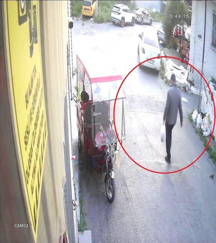 <p>S&uuml;rekli şapka taktığı da g&ouml;r&uuml;len Kaymaz'ın, 10 Nisan'da işe gittiği sırada polis ekipleri tarafından yakalandığı anlar ise &ccedil;evredeki evin g&uuml;venlik kameralarına yansıdı.&nbsp;</p>
