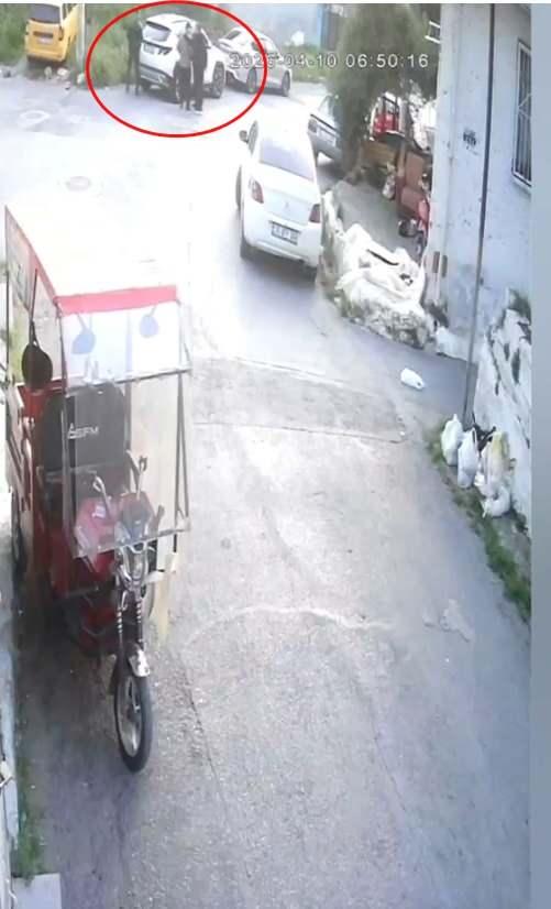 <p>Cinayetin ardından otostopla Bursa&rsquo;dan ayrılıp, İzmir&rsquo;e gittiği &ouml;ğrenilen ş&uuml;phelinin, burada farklı kimlikler kullanarak izini gizlediği, dikkat &ccedil;ekmeyecek şekilde g&uuml;n&uuml;birlik işlerde &ccedil;alışarak ge&ccedil;imini sağladığı &ouml;ğrenildi.</p>
