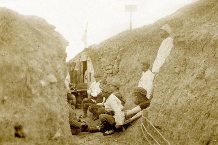 <p><span style="color:#A52A2A"><strong>41 BİN 471 YARALI HASTANEYE SEVK EDİLDİ&nbsp;</strong></span></p>

<p>&nbsp;</p>

<p>Asker&icirc; kayıtlara g&ouml;re, 25 Nisan ile 28 Kasım 1915 tarihleri arasındaki o kanlı sekiz aylık zaman diliminde, yalnızca bu kolordunun savunduğu harp sahasından <span style="color:#A52A2A"><strong><em>tam 41 bin 471 yaralı toplanarak hastanelere sevk edildi.</em></strong></span>&nbsp;</p>
