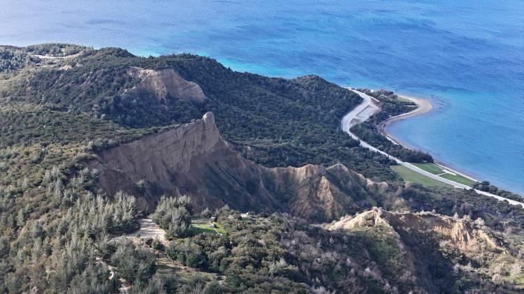 <p>Cephe gerisindeki lojistik ve sağlık yapılanmasının Osmanlı ordusu tarafından ne kadar sistemli idare edildiğine dikkati &ccedil;eken Er,<strong> </strong><em><strong>"Rakamların vahameti ger&ccedil;ekten &ccedil;ok b&uuml;y&uuml;k; sadece bu kolordunun savunduğu harp sahasından tam 41 bin 471 yaralı toplanmıştır. <span style="color:#A52A2A">Belgede, 40 binden fazla askerimizin tedavi edilmek &uuml;zere sargı yerlerine ve hastanelere taşındığı; ateş hattından sağ &ccedil;ıkarılan bu kahramanlardan 2 bin 549'unun ise hastane koğuşlarında son nefesini vererek şehit d&uuml;şt&uuml;ğ&uuml; g&ouml;r&uuml;lmektedir. </span></strong></em></p>

<p>&nbsp;</p>

<p><em><strong>Bu rakamlar bize savaşın sadece siperlerde ya da yeraltı lağım muharebelerinde değil, hastane &ccedil;adırlarında da ne b&uuml;y&uuml;k bir yaşam m&uuml;cadelesine sahne olduğunu kanıtlıyor. Ayrıca bu evrağın yanı sıra hastanelerimizin sadece &Ccedil;anakkale merkezde olmadığını; Lapseki, Biga ve Ezine gibi bir&ccedil;ok farklı konumda sağlık tesislerimizin yer aldığını s&ouml;ylemek gerekir. Sevklerin yapıldığı İstanbul'daki hastaneler de d&uuml;ş&uuml;n&uuml;ld&uuml;ğ&uuml;nde, b&ouml;lgedeki asker&icirc; hastane yapılanmasına dair m&uuml;kemmel bir &ouml;rnekle karşı karşıyayız."</strong> </em>diye konuştu.</p>
