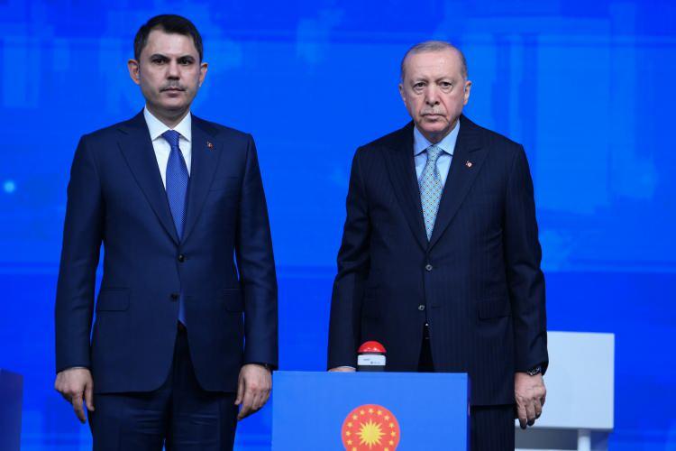 <p><span style="color:#B22222"><strong>T&Ouml;RENDEN G&Ouml;R&Uuml;NT&Uuml;LER</strong></span></p>

<p><span style="color:rgb(67, 67, 67)">Cumhurbaşkanı Recep Tayyip&nbsp;</span>Erdoğan<span style="color:rgb(67, 67, 67)">, Atat&uuml;rk Havalimanı Millet Bah&ccedil;esi'nde ger&ccedil;ekleştirilen &ldquo;Ev Sahibi T&uuml;rkiye&rdquo; İstanbul Kura &Ccedil;ekim T&ouml;reni'ne katıldı.&nbsp;</span></p>
