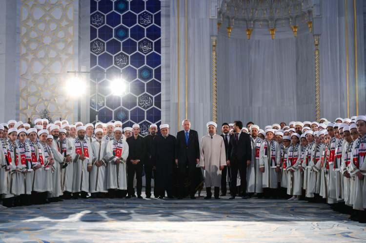 <p>Diyanet İşleri Başkanı Safi Arpaguş&rsquo;un da yer aldığı t&ouml;rende, imam hatip okulları ve Kur&rsquo;an kurslarında hafızlık eğitimini tamamlayan 333 &ouml;ğrenci i&ccedil;in merasim d&uuml;zenlendi.</p>
