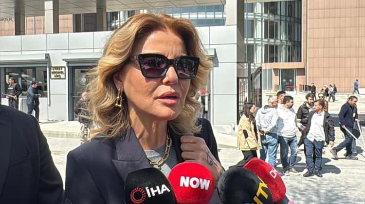 <p><strong><span style="color:#B22222">O hep s&ouml;yler <em>'Ben bir Cumhuriyeti y&ouml;netiyorum'</em> diye... Onunla da &ouml;yle didişirim. Benim kızıma K&acirc;be'den bebek tulumu getirmiş bir insan. Ben &ouml;yle arada kızarım o bakmasın bana"</span> s&ouml;zleriyle dile getirdi.</strong></p>
