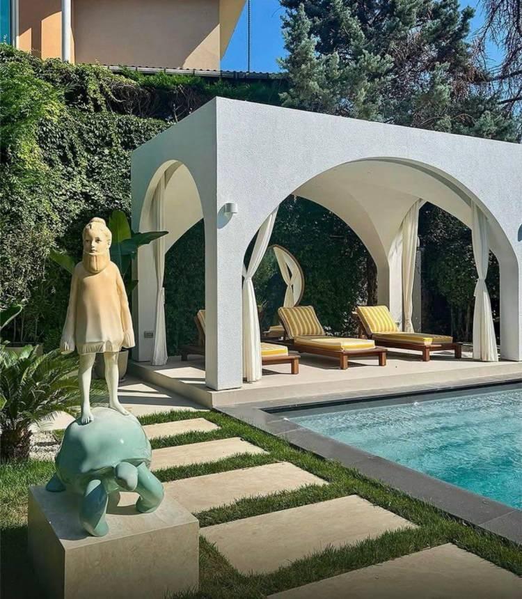 <p><strong>&Ouml;te yandan bohem ve l&uuml;ks detayların i&ccedil; i&ccedil;e ge&ccedil;tiği bah&ccedil;e kısa s&uuml;rede sosyal medyada g&uuml;ndem olurken; &uuml;nl&uuml; oyuncuya &ccedil;ok sayıda "Evi hayal edemiyorum", "Bu nasıl bah&ccedil;e Maldivler sandım", "Para var huzur var" şeklinde yorumlar geldi.</strong></p>
