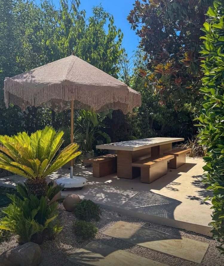 <p><strong>Sıradan bir villa bah&ccedil;esi yerine kendine &ouml;zg&uuml; dokunuşlarla hoş bir ortam oluşturan &Ouml;zdemir, beyaz tonlar ve doğal yeşilliklerle g&uuml;&ccedil;l&uuml; bir kontrast oluşturmuş.</strong></p>
