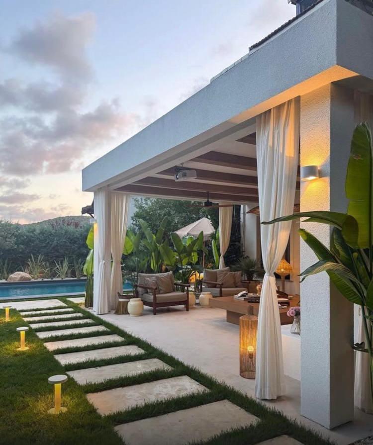 <p><strong>Kendine bir ev değil adeta konfor alanı inşa eden &uuml;nl&uuml; oyuncunun son g&uuml;nlerde sosyal medyada paylaşılan ev g&ouml;r&uuml;nt&uuml;leri viral oldu. &Ouml;zellikle sofistike ve minimal tasarımın hakim olduğu bah&ccedil;e, g&ouml;renlerden tam not aldı.</strong></p>
