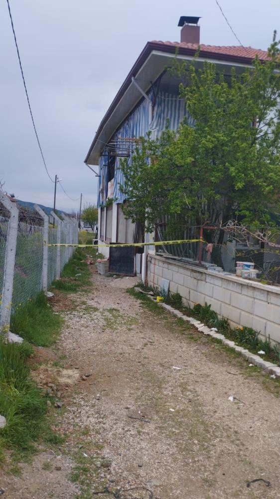 <p>&Ccedil;ift, bug&uuml;n, saat 09.30 sıralarında, yakınları tarafından evlerinin banyosunda hareketsiz halde bulundu.&nbsp;</p>

<p>&nbsp;</p>
