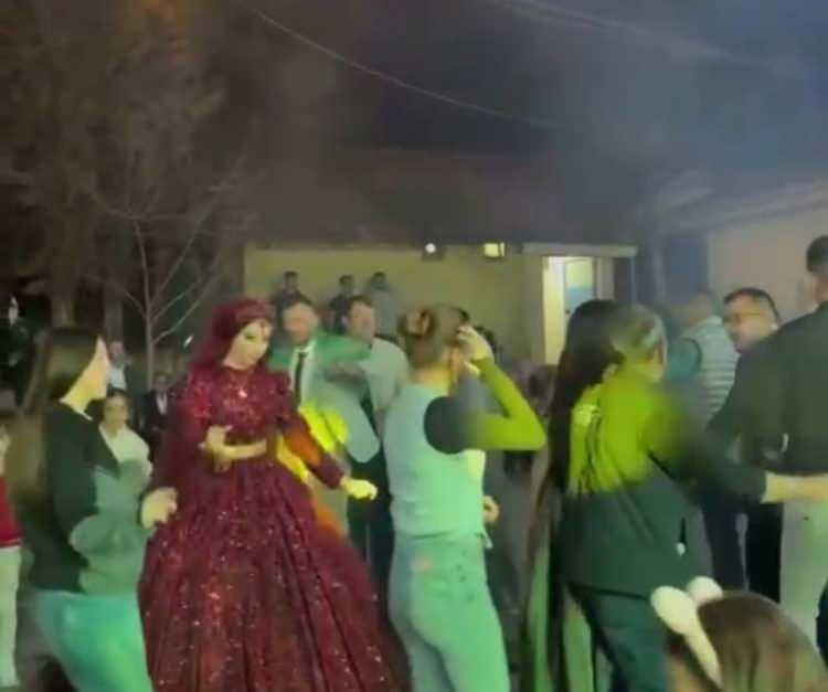 <p>G&ouml;r&uuml;nt&uuml;lerde; &ccedil;iftin K&uuml;&ccedil;&uuml;kalan k&ouml;y&uuml;nde d&uuml;n akşam yapılan kına gecesinde aile yakınlarıyla oynadıkları anlar yer aldı.</p>
