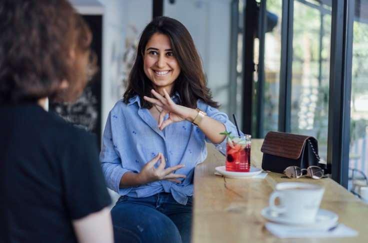 <p><strong>BEYİN HER DİLDE AYNI HIZLI &Ccedil;ALIŞIYOR</strong></p>

<p>En dikkat &ccedil;ekici bulgulardan biri ise şu: İnsan beyni, hangi dil konuşulursa konuşulsun bilgiyi neredeyse aynı hızda işliyor. Yani hızlı konuşulan bir dil, daha fazla bilgi aktarıldığı anlamına gelmiyor</p>
