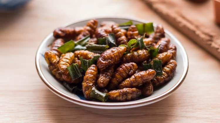 <p><span style="color:#FF0000"><strong>2. HON MHAİ</strong></span></p>

<p><strong>&Ouml;zellikle Bangkok'ta pop&uuml;ler olan geleneksel bir b&ouml;cek yemeği olan Hon Mhai yani kızarmış ipek b&ouml;ceği, listenin 2. sırasında.</strong></p>
