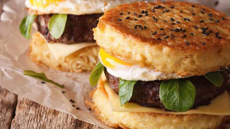 <p><span style="color:#FF0000"><strong>3. RAMEN BURGER</strong></span></p>

<p><strong>İki kızarmış ramen eriştesi ekmeği arasına yerleştirilmiş bir k&ouml;fteden oluşan bir hamburger &ccedil;eşidi olan ABD lezzeti, 2.1 puanla 3. sırada.</strong></p>
