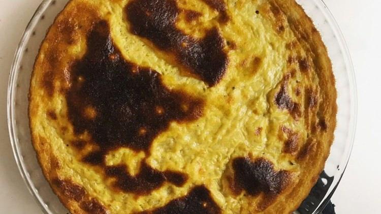 <p><span style="color:#FF0000"><strong>6. KALİNTE</strong></span></p>

<p><strong>Tanca'ya &ouml;zg&uuml; geleneksel bir sokak ekmeği olan "Kalinte", genellikle nohut unu, yumurta, zeytinyağı, tuz, ılık su ve &ouml;ğ&uuml;t&uuml;lm&uuml;ş kimyon veya harissa sosu karışımıyla yapılır. Bu lezzet, 2.6 puanla listenin 6. sırasında.</strong></p>
