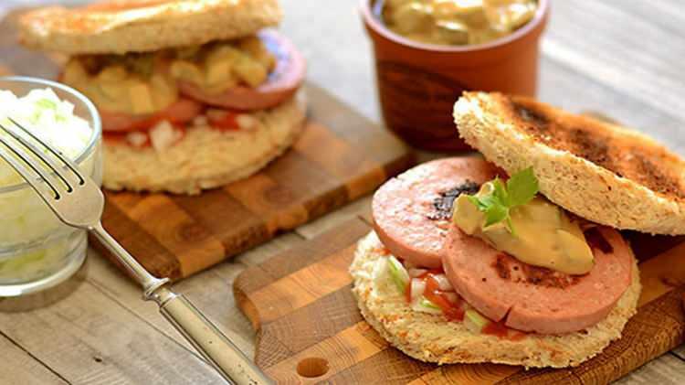 <p><span style="color:#FF0000"><strong>8. PORİLAİNEN</strong></span></p>

<p><strong>Listenin 8. sırasında Finlandiya'nın hamburger ve sosisli sandvi&ccedil; arasında bir yerde konumlanan lezzeti "Porilainen" var. Fuarlarda ve festivallerde &ccedil;ok sayıda sokak tezgahında satılan lezzet 2.7 puan aldı.</strong></p>
