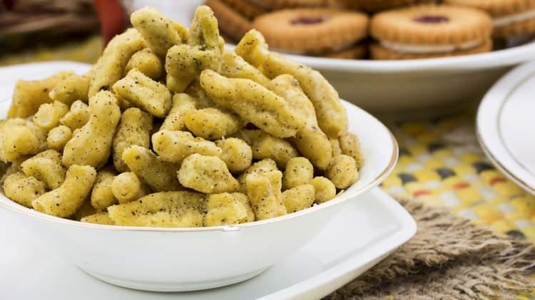 <p><span style="color:#FF0000"><strong>9. GANTHİYA</strong></span></p>

<p><strong>Listenin 9'uncu sırasında Hindistan'ın yerel lezzeti Ganthiya yer alıyor. Nohut unundan yapılan pop&uuml;ler bir Hint kızarmış atıştırmalığı olan bu yemek, sokak tezgahlarının favorisi. Ancak 2.7 puan alan bu lezzet de listede yer alıyor.</strong></p>
