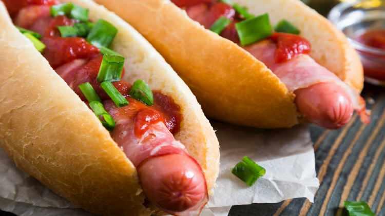 <p><span style="color:#FF0000"><strong>10. TEKSAS TOMMY</strong></span></p>

<p><strong>ABD'nin yerel lezzeti "Teksas Tommy", listenin 10. sırasında. Kızarmış bir ekmeğin i&ccedil;ine ikiye b&ouml;l&uuml;nm&uuml;ş ve ızgara veya kızartılmış sosis, &ccedil;ıtır pastırma dilimleri ve bolca peynir konularak yapılan bu sandvi&ccedil; &ccedil;eşidi, 2.7 puan aldı.</strong></p>
