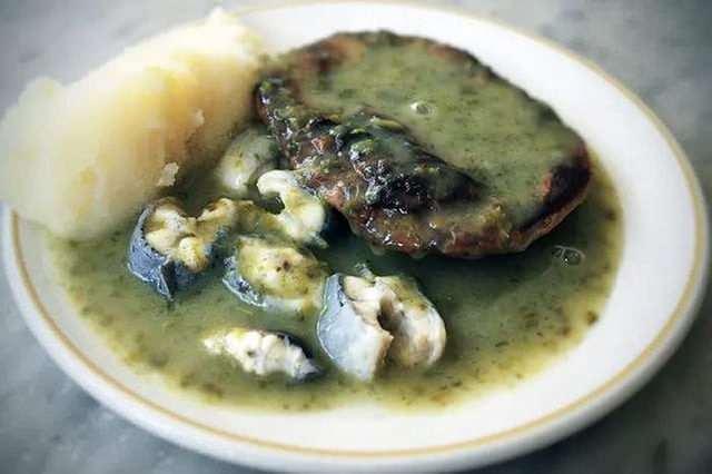 <p><span style="color:#FF0000"><strong>1. J&Ouml;LELİ YILAN BALIĞI</strong></span></p>

<p><strong>Listenin zirvesinde İngiltere'den J&ouml;leli yılan balığı yer alıyor. 18. y&uuml;zyıla kadar uzanan geleneksel bir Cockney sokak yemeği olan bu yemek, 2 puan aldı.</strong></p>
