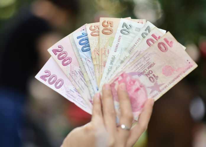 <p><strong>H&uuml;k&uuml;metin orta vadeli program hedefleri arasında yer alan ve sosyal g&uuml;venlik sisteminde k&ouml;kl&uuml; bir değişim &ouml;ng&ouml;ren d&uuml;zenleme, ev kadınlarının iş g&uuml;c&uuml; dışında kalan emeklerini g&uuml;vence altına almayı hedefliyor. Sabah'tan Faruk Erdem'in haberine g&ouml;re merak edilen sorular ev yanıtları...</strong></p>
