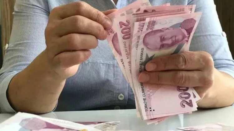 <p><span style="color:#B22222"><strong>ŞARTLAR NELER ? KİMLER BAŞVURABİLİR?</strong></span></p>

<p><strong>Emeklilik s&uuml;recine başlayabilmek i&ccedil;in 18 yaşını doldurmuş olmak;</strong></p>

<p><strong>T&uuml;rkiye'de yaşamak,</strong></p>

<p><strong>Hali hazırda bir sigorta koluna (SSK, Bağ-Kur, Emekli Sandığı) bağlı &ccedil;alışmamak.</strong></p>

<p><strong>Halihazırda emekli olmamak gerekiyor.</strong></p>
