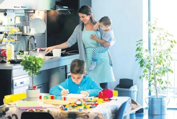 <p><span style="color:#B22222"><strong>DEVLET DESTEĞİ NASIL UYGULANACAK?</strong></span></p>

<p><strong>Yeni d&uuml;zenleme ile kadınların y&uuml;k&uuml; 3'te 1 oranında hafifleyerek, primin 3.633,30 TL'sini devlet karşılayacak.</strong></p>

<p><strong>&nbsp;Yani sizin aylık &ouml;demeniz 7.266,60 TL'ye d&uuml;şecek.</strong></p>
