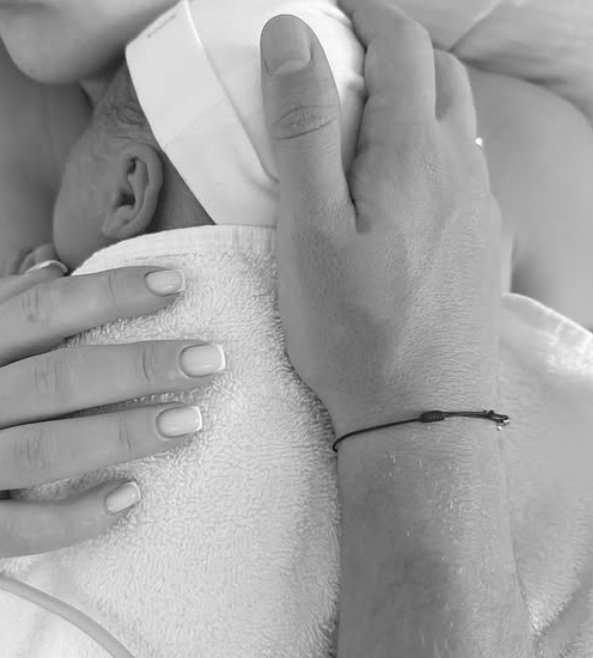 <p><strong>17 Ekim 2025 tarihinde</strong><strong>&nbsp;kızlarını kucaklarına alarak ilk kez anne-baba olma mutluluğunu yaşadı.&nbsp;</strong></p>
