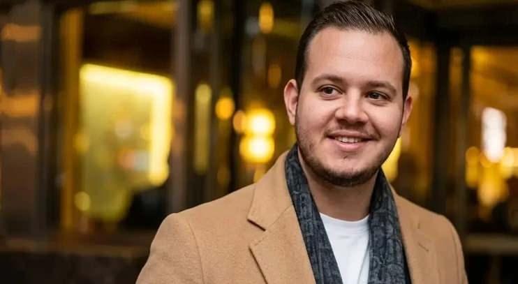 <p><span style="color:#B22222"><strong>BABA KADAYIF&Ccedil;IOĞLU'NA 15 YIL, OĞLUNA M&Uuml;EBBET İSTENDİ</strong></span></p>

<p><strong>&Ouml;te yandan Silahlı saldırıyı ger&ccedil;ekleştiren Alaattin Kadayıf&ccedil;ıoğlu hakkında ise <span style="color:#4B0082"><em>"Kasten &ouml;ld&uuml;rme"</em></span> ve <span style="color:#4B0082"><em>"Ruhsatsız silah bulundurma"</em></span> su&ccedil;larından dava a&ccedil;ıldı.</strong></p>
