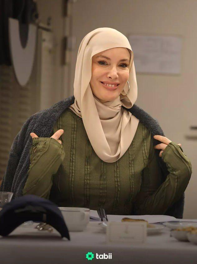 <p>Okuma provasında g&ouml;r&uuml;nt&uuml;lenen Gamze &Ouml;z&ccedil;elik, sosyal medyada yoğun ilgi g&ouml;rerek beğeni topladı.</p>
