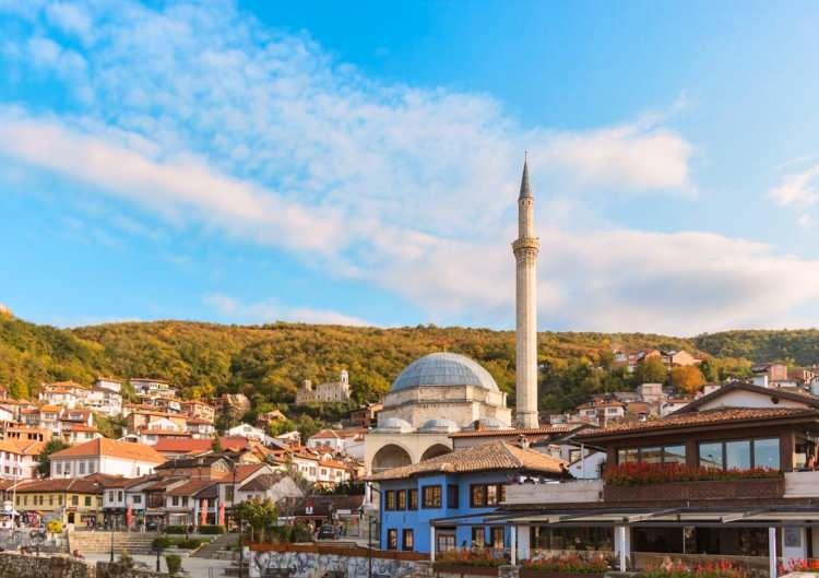 <p><strong>Avrupa'nın g&ouml;beğinde eşsiz g&uuml;zellikleriyle adından s&ouml;z ettiren Kosova, her yıl seyahat tutkunlarının g&ouml;zde rotası haline geliyor. 2008 yılında bağımsızlığını ilan eden ve kendine has dokusuyla &ouml;n plana &ccedil;ıkan bu gen&ccedil; &uuml;lke, her adımda dikkatleri &uuml;zerine &ccedil;ekiyor.</strong></p>

