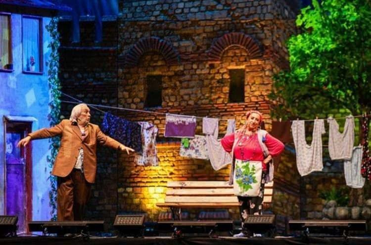 <p><strong>Yıllar sonra oyun olarak sahnelenen 'Gırgıriye M&uuml;zikali'nde yaşanan seyirci krizi g&uuml;ndeme bomba gibi d&uuml;şm&uuml;şt&uuml;.</strong></p>
