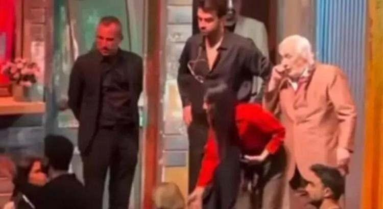 <p><strong>Gergin anların yaşandığı g&ouml;sterim iptal edilirken, Gezen'in taburcu olmasıyla oyun yeniden sahnelendi.</strong></p>
