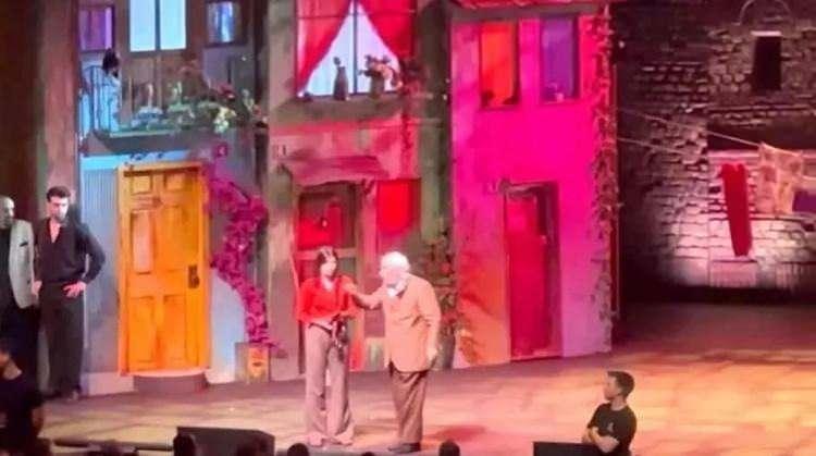 <p><strong>İstanbul Kongre Merkezi'nde oyunu izlemeye gelen bir izleyici sahneyi g&ouml;remediği i&ccedil;in M&uuml;jdat Gezen'le sert bir tartışma i&ccedil;erisine girmiş ve &uuml;nl&uuml; oyuncu yaşananların ardından hastaneye kaldırılmıştı.</strong></p>
