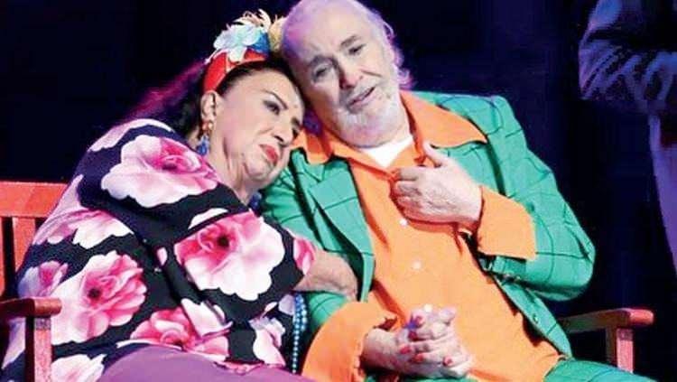 <p><span style="color:#B22222"><strong>FAZLA BİLET SATILINCA SEYİRCİLER AYAKTA KALDI</strong></span></p>

<p><strong>Ancak &ouml;nceki akşam ger&ccedil;ekleşen g&ouml;sterimde de 'fazla bilet' krizi yaşandı. 3 bin 750 kişilik salona 4 bin 500 bilet satılınca seyirciler arasında kavga &ccedil;ıktı.</strong></p>
