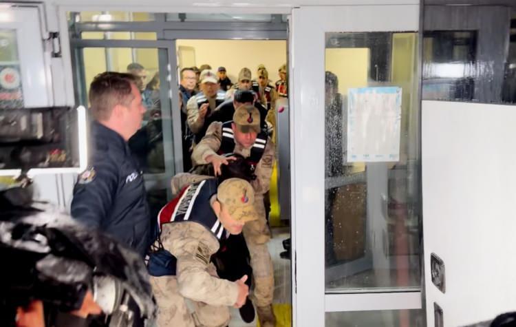 <p>G&uuml;listan'ın kaybolmadan &ouml;nce erkek arkadaşı Zeinal Abarakov ile g&ouml;r&uuml;şmek i&ccedil;in geldiği kafeye nereden geldiğinin, kafeden ne zaman &ccedil;ıkıp &ouml;ğretmenine gittiğinin de ortaya &ccedil;ıktığı g&ouml;r&uuml;nt&uuml;ler, Başsavcılık ve &ouml;zel ekip tarafından saniye saniye izlenerek, G&uuml;listan&rsquo;ın akıbeti araştırıldı. Ayrıca dosyaya bazı ş&uuml;pheliler eklenerek, HTS, PTS &ccedil;alışmaları da yapıldı. Gerekli &ccedil;alışmaların tamamlanmasının ardından da operasyon başlatıldı. Kayıp dosyasından &lsquo;cinayet&rsquo; soruşturmasına d&ouml;nen dosyada, cinayet ş&uuml;phesiyle 14 ve 17 Nisan&rsquo;da eş zamanlı operasyonlar d&uuml;zenlendi. 15 ş&uuml;pheli g&ouml;zaltına alındı. Dosyada ş&uuml;pheli olan ve ABD bulunan Umut Altaş i&ccedil;inse kırmızı b&uuml;lten &ccedil;ıkarıldı.</p>

<p>&nbsp;</p>
