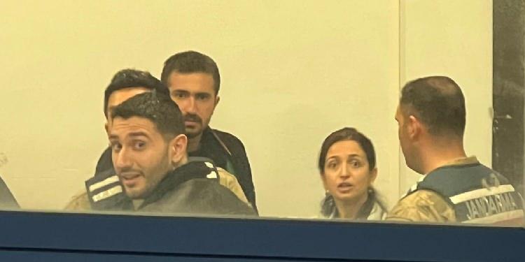 <p>Sabah'ın haberine g&ouml;re; &uuml;vey baba Y&uuml;cer, Doku'nun kaybolmasının ardından g&ouml;rev yerinin Asayiş'ten Koruma Şube'ye alındığını, izin alarak ailesiyle Elazığ'a gittiğini, Zeinal'ı ise komiser izniyle Rusya'ya g&ouml;nderdiğini anlattı.</p>

<p>&nbsp;</p>

<p><em>(Fotoğraftaki Vali Sonel'in oğlu T&uuml;rkay Sonel)</em></p>
