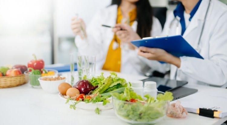 <p><span style="color:#B22222"><em><strong>Zihinsel sağlığın en &ouml;nemli yatırımı doğru beslenme ve yeterli porsiyonlarda saklı. Uzmanlara g&ouml;re; tabaklarımızda&nbsp; bazı gıdalara yer vermek, beyin sağlığını korumada ve demans riskini azaltmada olduk&ccedil;a etkili.</strong></em></span></p>
